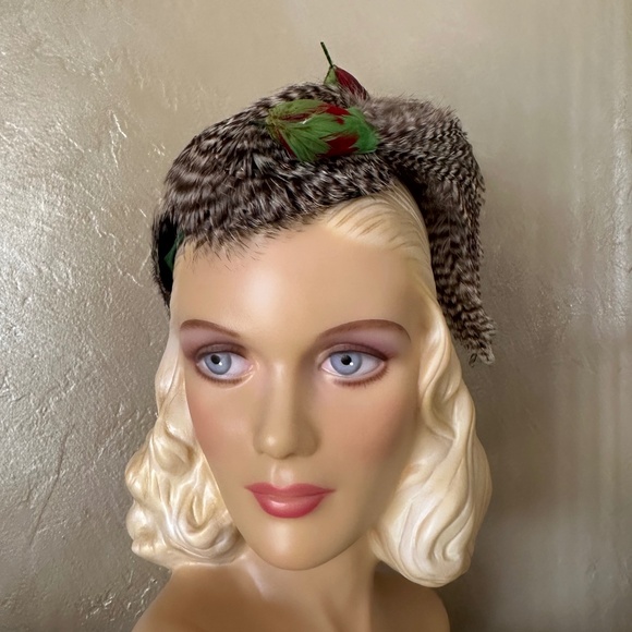 ASTOUNDING HIG FASHION 1940's SPOTTED FEATHER HAT WITH 2 "BIRDS"/TAILS - Picture 2 of 16